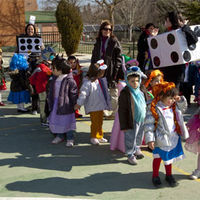 Los alumnos del colegio Príncipe Don Felipe celebraron el carnaval con un pasacalles por las calles del pueblo.