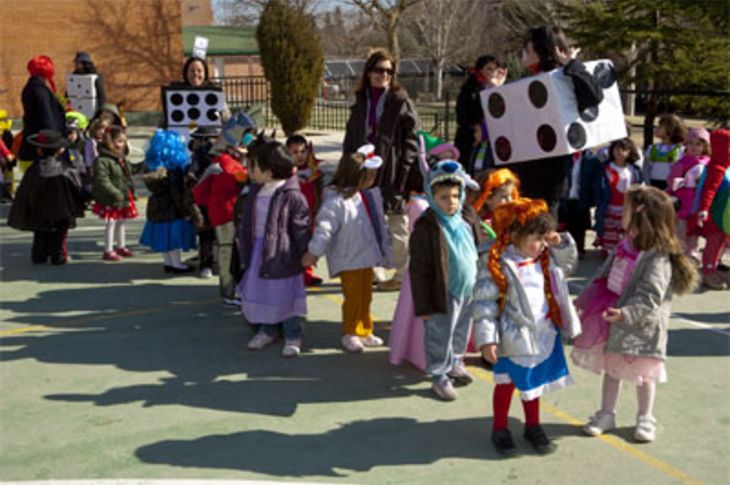 Los alumnos del colegio Príncipe Don Felipe celebraron el carnaval con un pasacalles por las calles del pueblo.