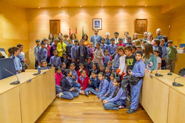 Instante de la visita de los alumnos en el salón de plenos municipal.