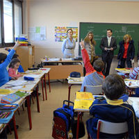 El alcalde de Boadilla del Monte, Juan Siguero, durante la entrega a los alumnos del colegio Ágora, del corto de animación Igualia.