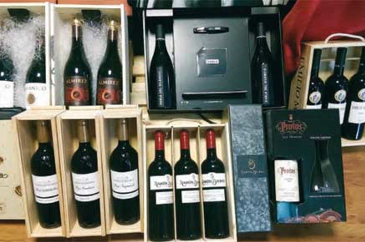 Enoteca Gustus ofrece cajas de regalo y lotes personalizados.