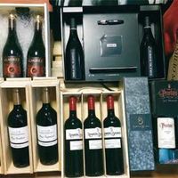 Enoteca Gustus ofrece cajas de regalo y lotes personalizados.