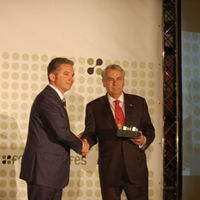En la imagen, Juan Yagüe Sevillano, director de Eurocolegios Casvi, recibe el galardón Segoviano de Mayor Proyección Empresarial en el Exterior 2009.