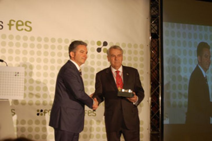 En la imagen, Juan Yagüe Sevillano, director de Eurocolegios Casvi, recibe el galardón Segoviano de Mayor Proyección Empresarial en el Exterior 2009.