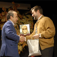 El alcalde de Boadilla, Arturo González Panero, entrega uno de los premios de la IV Muestra de Teatro Escolar.