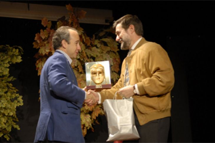 El alcalde de Boadilla, Arturo González Panero, entrega uno de los premios de la IV Muestra de Teatro Escolar.