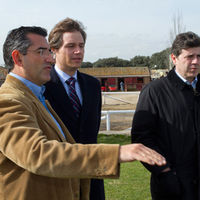 El candidato popular con responsables de la instalación deportiva, situada en la carretera de Pozuelo.
