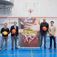 Zan Tabak, ex jugador de la NBA, monta escuela aquí