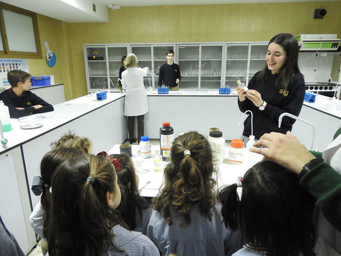 Alumnos de ESO e Infantil en laboratorios.