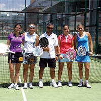 Carolina Navarro (segunda por la izquierda) y Cecilia Reiter (a la derecha), junto a su entrenador (Miguel Sciorilli) y sus compañeras Alejandra Salazar y Patty Llaguno.
