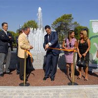 El alcalde, Juan Siguero, fue el encargado de inaugurar la fuente de las Lomas.