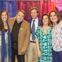 A la cena asistieron el alcalde de Boadilla (en el centro) junto con la concejal de Asuntos Sociales del Ayuntamiento de Boadilla del Monte (a la izda.). Con ellos en la imagen, los responsables de la ONG y del proyecto Coráfrica.