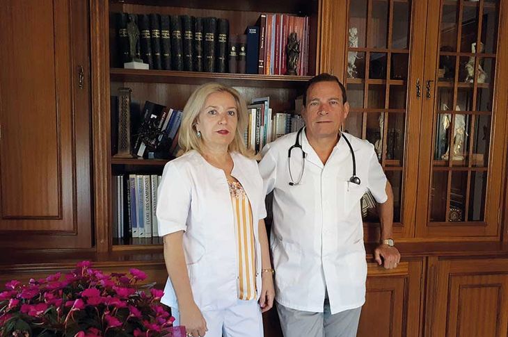 Toñi Martínez y Abelardo Roldán, equipo del centro médico Royma Salud, entre cuyas especialidades están la Medicina general, dietética y nutrición, psicoterapia, medicina naturista... 