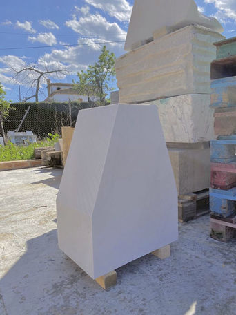 Bloque de mármol de Carrara del que saldría el busto del infante