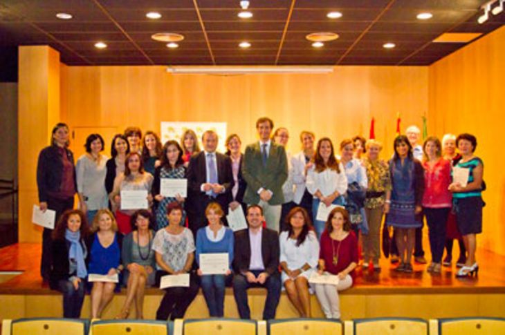 Las participantes en el curso de la Escuela-Taller Maternale II recibieron sus diplomas esta mañana. Con ellas, el alcalde junto con parte de su equipo y los responsables de esta escuela taller.