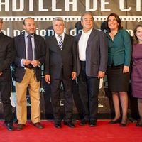 El productor Enrique Cerezo y el actor Tito Valverde, dos de los premiados de la noche, junto con varios ediles del Ayuntamiento de Boadilla y el director del festival.