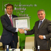 Antonio González Terol, alcalde de Boadilla del Monte, recibe la renovación de los sellos de calidad + 200 EFQM e ISO 14001.