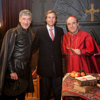 El alcalde de Boadilla junto a algunos de los protagonistas de la serie, en el plató donde se graba.
