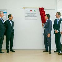 Ignacion González descubre, junto al alcade de Boadilla, Antonio González Terol, y el Presidencia y Justicia, Salvador Victoria, el de Sanidad, Javier Rodríguez, y el director del centro de salud, la placa conmemorativa.