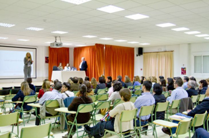 Instante de la ponencia sobre Inteligencia Emocional que la Escuela de Padres ha celebrado en el IES Ventura Rodríguez.