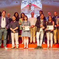 Los responsables de los cortos ganadores posan con los miembros del jurado.