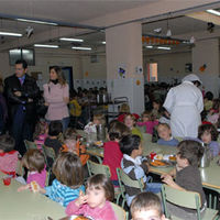 El alcalde de Boadilla del Monte, Juan Siguero, en el comedor del colegio José Bergamín, junto con las concejales que lo acompañaron y la directora del colegio público José Bergamín, durante su visita a este.