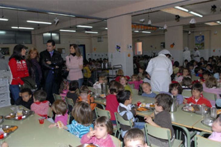 El alcalde de Boadilla del Monte, Juan Siguero, en el comedor del colegio José Bergamín, junto con las concejales que lo acompañaron y la directora del colegio público José Bergamín, durante su visita a este.