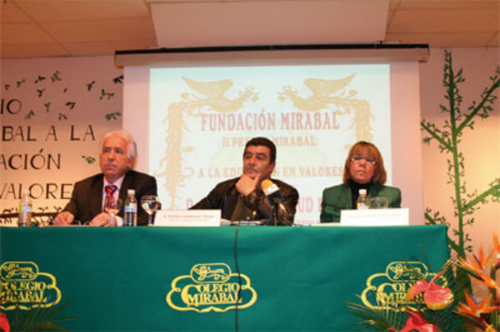 En la mesa, de izquierda a derecha: Máximo Arránz, director del Colegio Mirabal; el juez decano de Menores del Juzgado de Granada, Emilio Calatayud; y Rosario de la Cruz, presidenta del colegio.