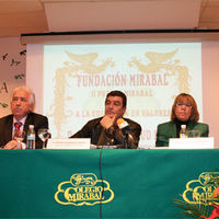 En la mesa, de izquierda a derecha: Máximo Arránz, director del Colegio Mirabal; el juez decano de Menores del Juzgado de Granada, Emilio Calatayud; y Rosario de la Cruz, presidenta del colegio.