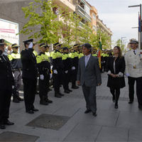 Momento en el que en el concejal de Seguridad, Ramón González Boch, pasa revista a la Policía Local.