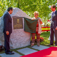 La presidenta de la Asociación Víctimas del Terrorismo descubre la placa del monolito en recuerdo a las víctimas, inaugurada esta mañana. Junto a ella, el consejero de Presidencia de la Comunidad de Madrid, Salvador Victoria, y el alcalde de Boadilla,