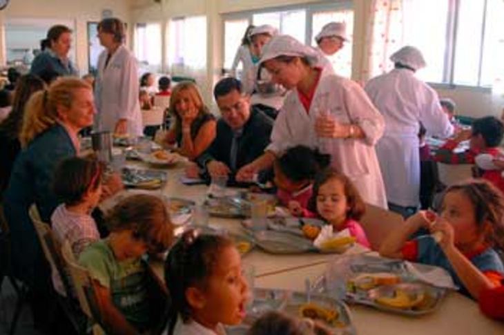 Un instante de la comida que alumnos de Infantil del colegio Príncipe Don Felipe compartieron con el alcalde de Boadilla, Juan Siguero, las tenientes de alcalde y la concejal del Menor.