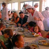 Un instante de la comida que alumnos de Infantil del colegio Príncipe Don Felipe compartieron con el alcalde de Boadilla, Juan Siguero, las tenientes de alcalde y la concejal del Menor.