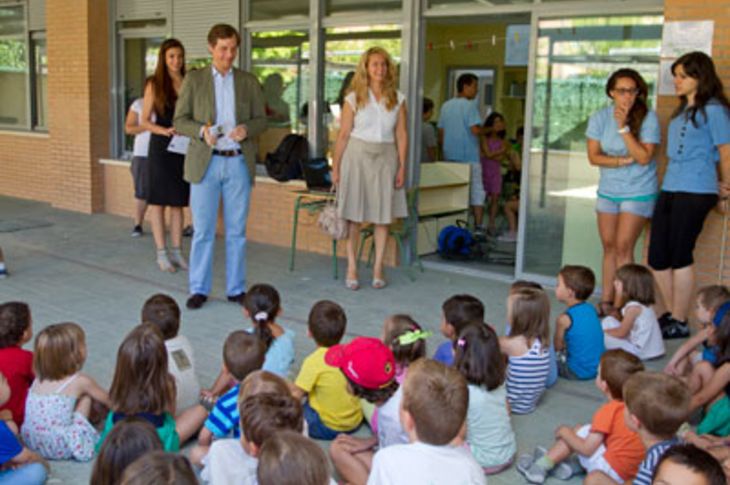 El alcalde de Boadilla, Antonio González Terol, visitó ayer el campamento urbano en inglés que a través de la Concejalía de Educación se ha organizado en los colegios García Lorca y Teresa Berganza.