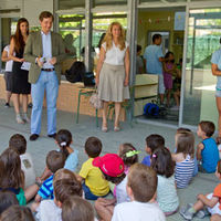 El alcalde de Boadilla, Antonio González Terol, visitó ayer el campamento urbano en inglés que a través de la Concejalía de Educación se ha organizado en los colegios García Lorca y Teresa Berganza.