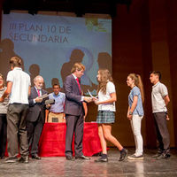 Instante de entrega de los galardones a los alumnos de la mano del alcalde de Boadilla, Antonio González Terol.