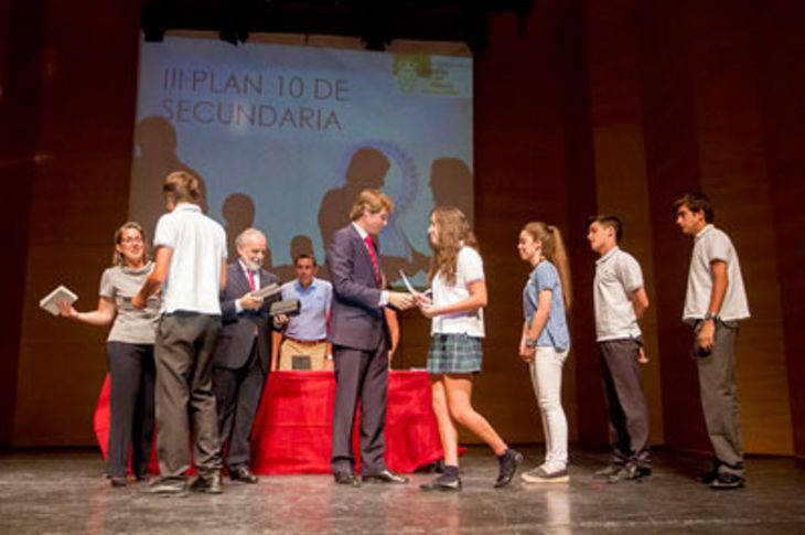 Instante de entrega de los galardones a los alumnos de la mano del alcalde de Boadilla, Antonio González Terol.