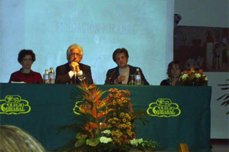 En el centro de la imagen, la galardonada Adela Cortina, junto con los miembros de la Fundación Mirabal.