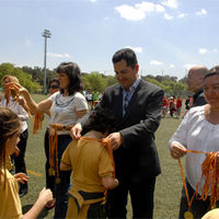 El alcalde, junto con otros concejales y los directores de los colegios, durante la entrega de medallas a los niños.