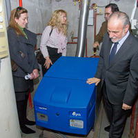 El segundo teniente de alcalde, Amador Sánchez Sánchez, y la concejal de Educación, Eva Peña, visitando las renovadas instalaciones del centro docente.