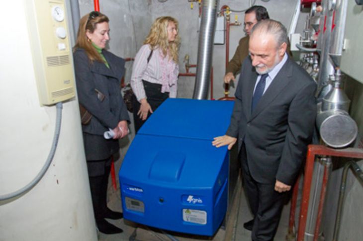 El segundo teniente de alcalde, Amador Sánchez Sánchez, y la concejal de Educación, Eva Peña, visitando las renovadas instalaciones del centro docente.