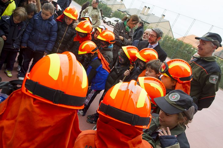 Alumnos del boadillense colegio Casvi con traje de bombero atienden las explicaciones de los agentes forestales.