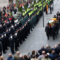 La policía local y la Guardia Civil de Boadilla del Monte, así como miembros otros cuerpos de municipios vecinos rindieron homenaje al cabo fallecido.