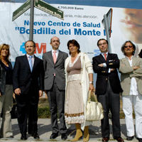 En marzo de 2007, el consejero de Sanidad de la Comunidad de Madrid (en el centro junto al entonces alcalde y otros miembros de la corporación) presentó la maqueta del segundo centro de salud de Boadilla. Se volvió a colocar también un nuevo cartel an