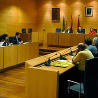 Imagen de la primera reunión del Consejo Escolar Municipal, celebrada en el salón de plenos del consistorio boadillense.