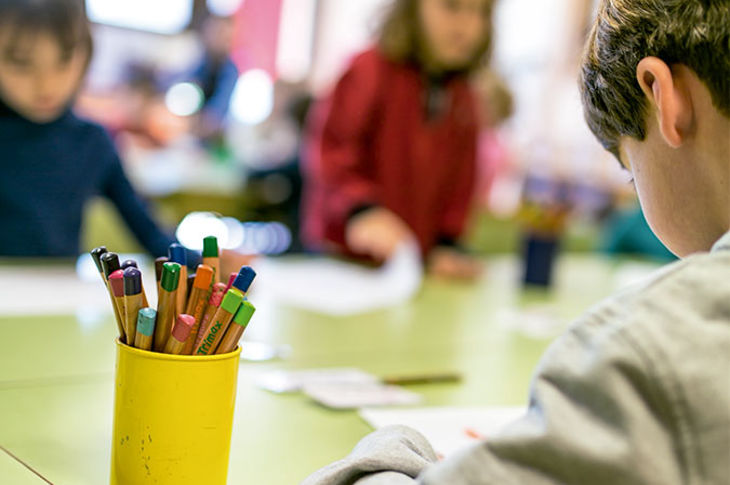 Niño en clase