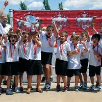 Los prebenjamines con su trofeo.