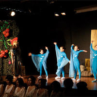 Actuación de los alumnos el Colegio Ágora durante su actuación durante la VI Muestra de Teatro Escolar.