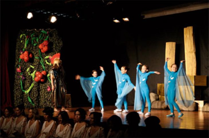 Actuación de los alumnos el Colegio Ágora durante su actuación durante la VI Muestra de Teatro Escolar.