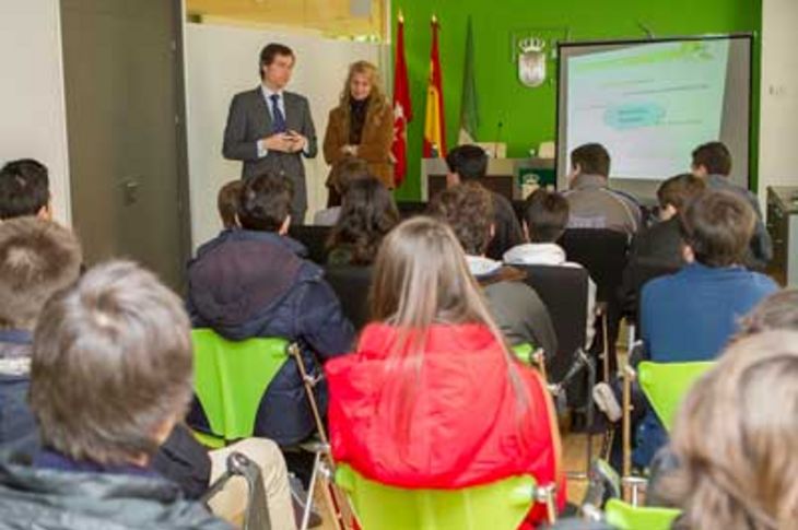 Alumnos del colegio Casvi asisten a las explicaciones del funcionamiento del Ayuntamiento de Boadilla del Monte facilitadas por el primer edil de la localidad, Antonio González Terol.